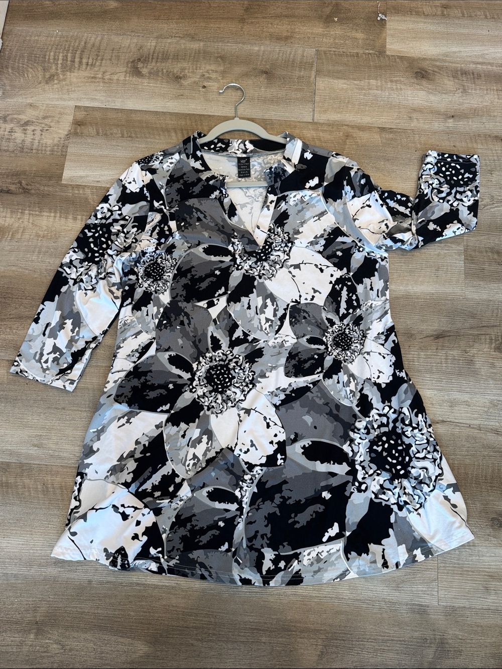 Lildy Black & White Floral Abstract V-Neck Tunic Top 3/4 Sleeves Pockets L-XL